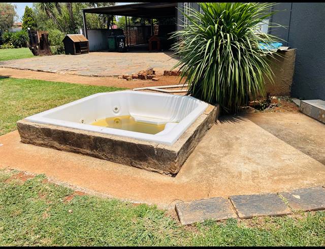 4 BEDROOM FREEHOLD FOR SALE IN DERSLEY